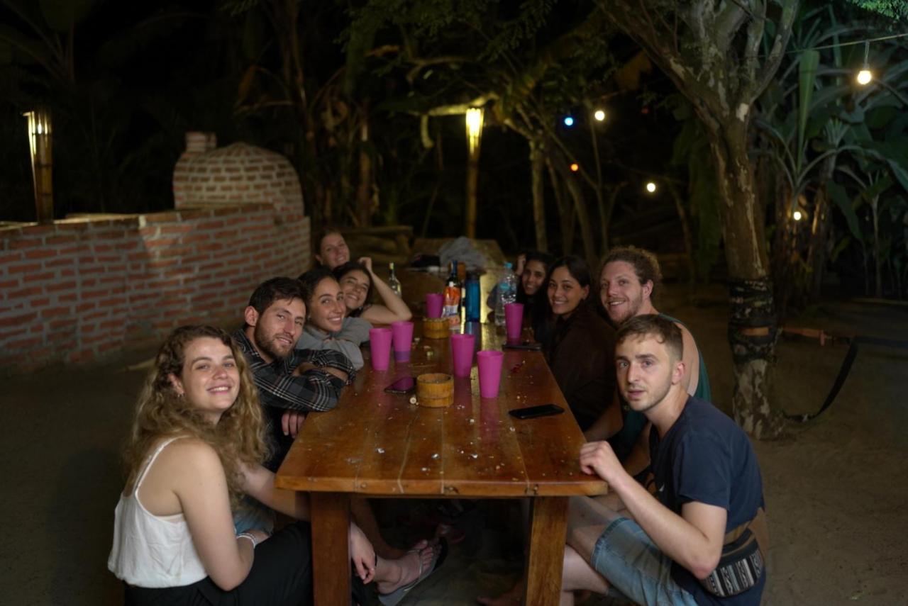 Hidden House Hostel Party Монтаньита Экстерьер фото