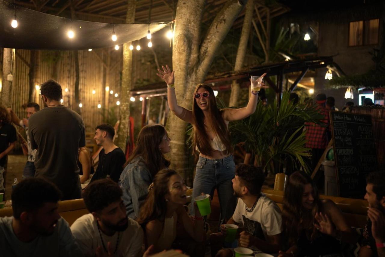 Hidden House Hostel Party Монтаньита Экстерьер фото